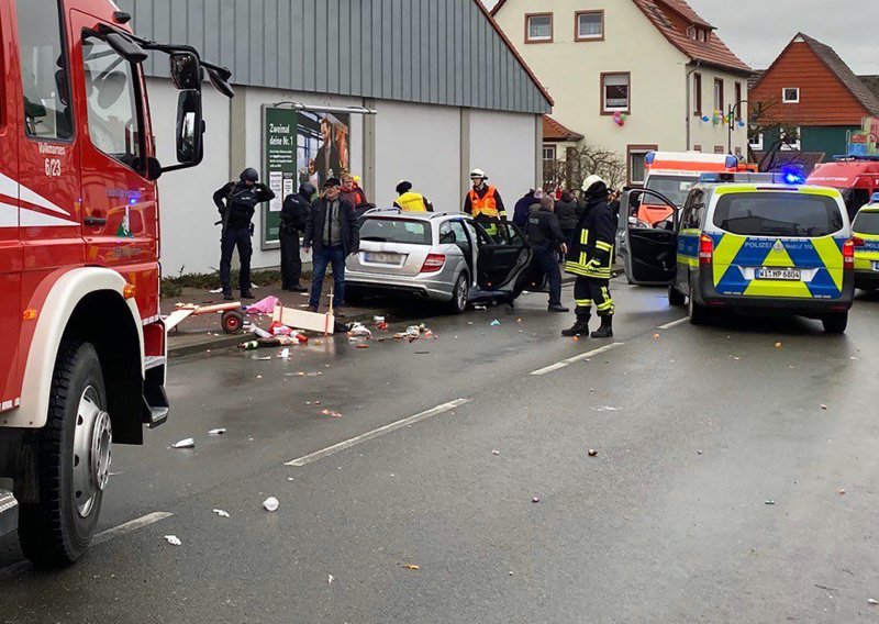 Automobil se zabio u karnevalsku povorku u Njemačkoj, više osoba ozlijeđeno
