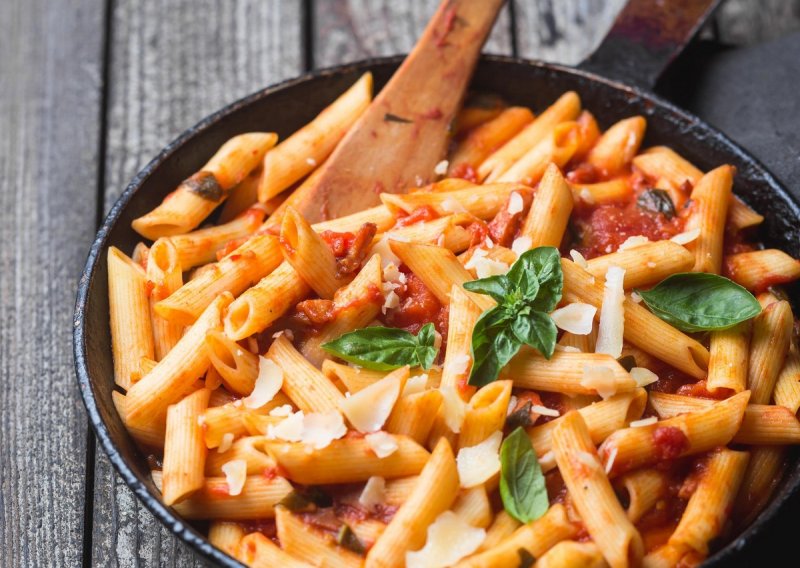 Jednostavnije ne može: Recept za tjesteninu s feta sirom i rajčicama za prste polizati