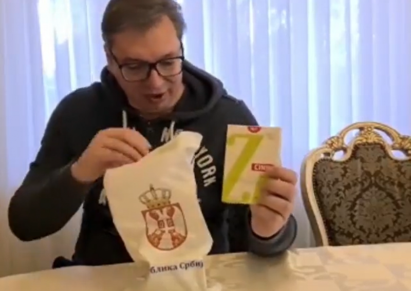 [VIDEO] Vučić umirovljenicima u znak zahvalnosti dijeli vitamine i minerale: To je zato što ste mnogo toga napravili