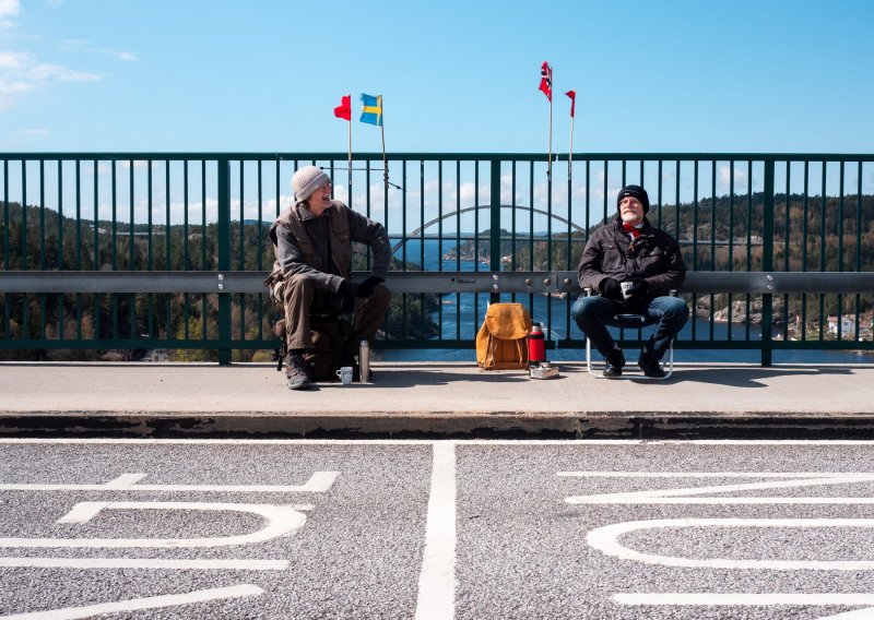 Koronasusret blizanaca na granici: Svaki sjedi metar unutar svoje granice na mostu između Norveške i Švedske