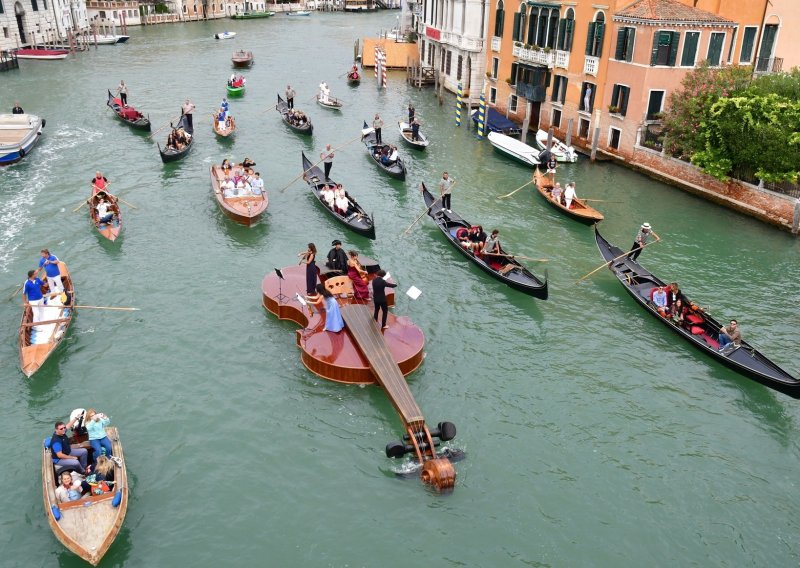 Nestvarni prizori iz Venecije: Velikim kanalom zaplovila divovska violina