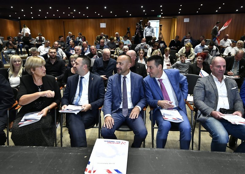 [FOTO] Hrvatskim suverenistima pridružile se još tri desne stranke: 'Ovo je gruda koja će se pretvoriti u lavinu'