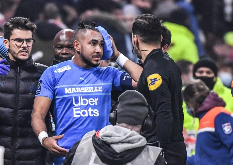 [FOTO] Skandal u Francuskoj; veliki derbi Lyona i Marseillea prekinut u 5. minuti nakon što je Dimitri Payet pogođen bocom u glavu