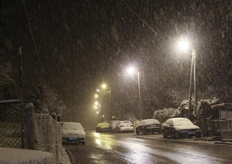 U Lici, Gorskom kotaru i središnjoj Hrvatskoj povremeno pada snijeg; na A1 nesreća, vozi se 40 km/h