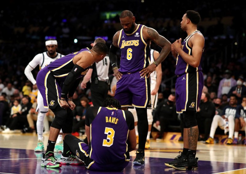 Lakersi i moćni LeBron dobili Utah nakon preokreta, ali i doživjeli šok! Anthony Davis teško se ozlijedio i za njega je sezona završila