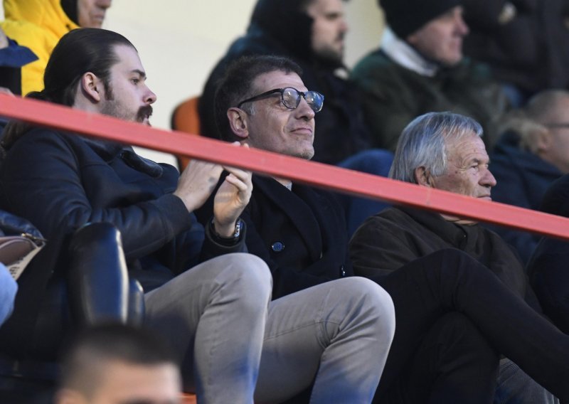 [FOTO] Slaven Bilić sa sinom na utakmici: Zgodni Leo krade ženske poglede poput oca
