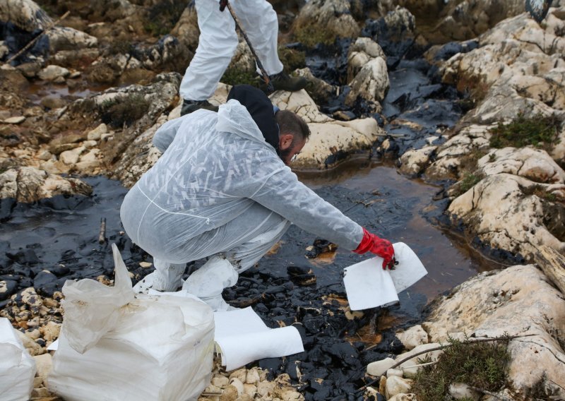 Čiste se naftne mrlje na obali u Ližnjanu; načelnika brine jedna stvar