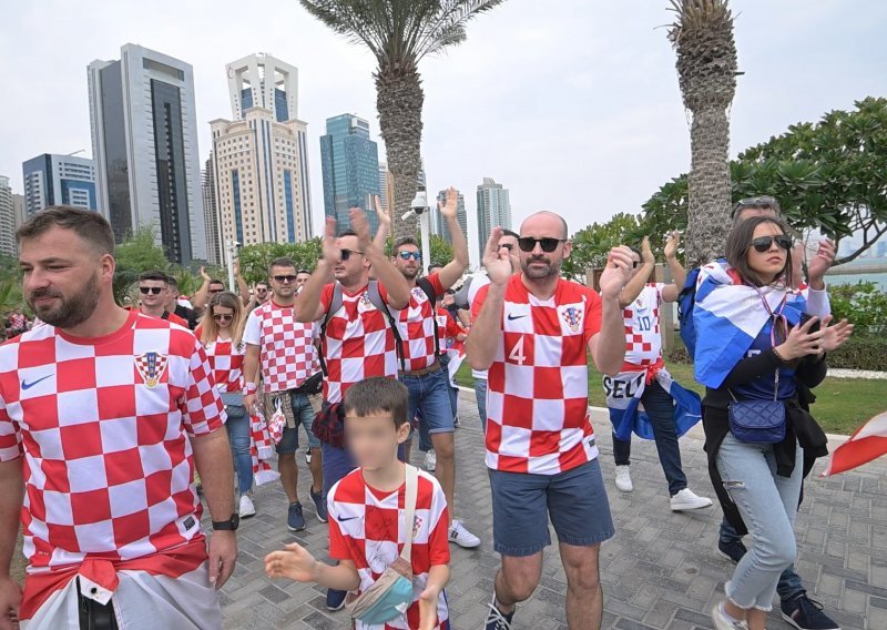 U Perišićevom dresu s navijačima: Ministar Paladina u društvu sina stigao u Dohu podržati Vatrene