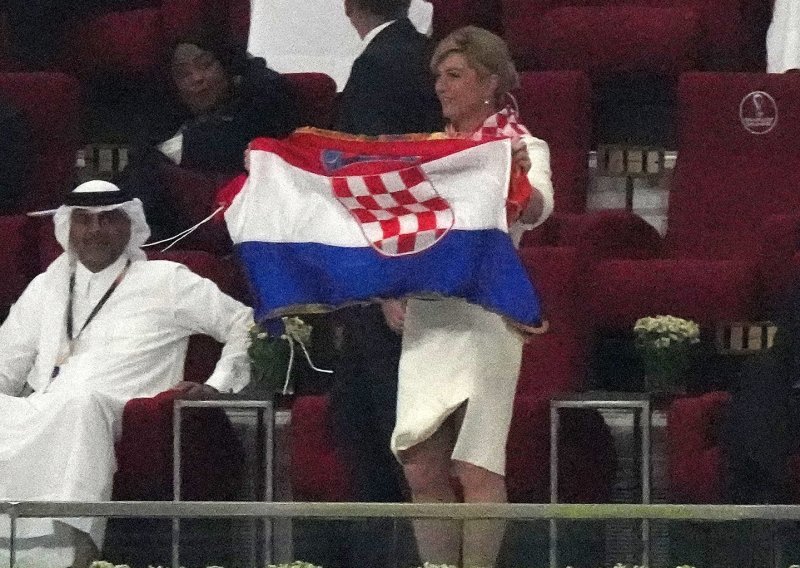 Kolinda Grabar-Kitarović, mašući zastavom, zdušno navija iz svečane lože