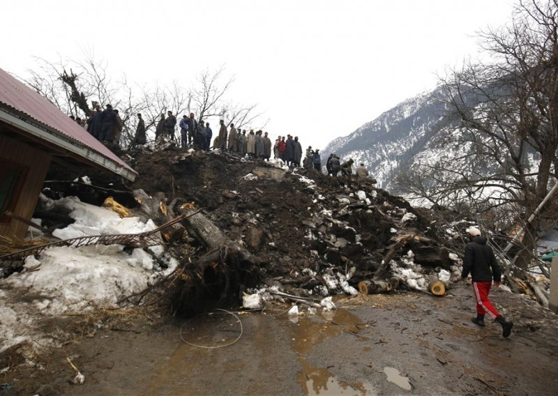U lavini u indijskoj himalajskoj državi Sikimu poginulo sedmero turista