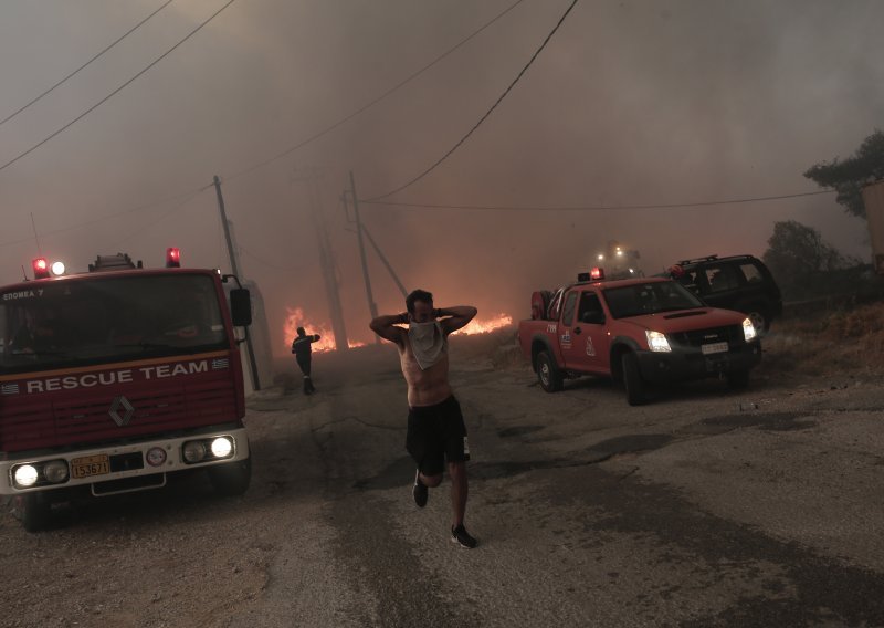 Šumski požari bjesne blizu Atene; evakuiraju se stanovnici iz predgrađa, vatra proždire i dio Turske