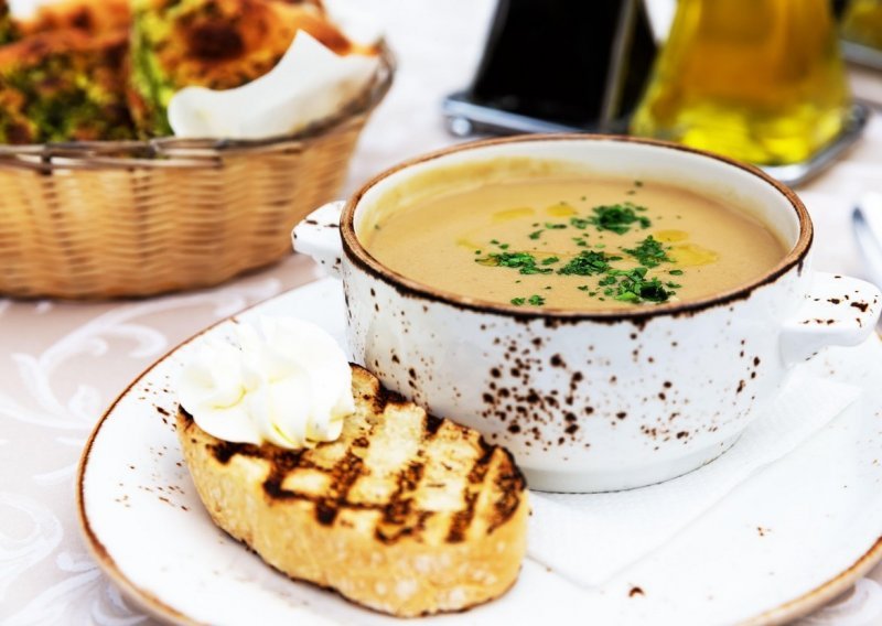 Slasna pileća juha s karameliziranim lukom savršena je za imunitet i brz osjećaj sitosti