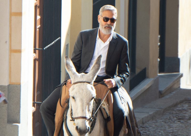 Prizor skoro kao iz bajke: Neodoljivi George Clooney je princ na bijelom magarcu