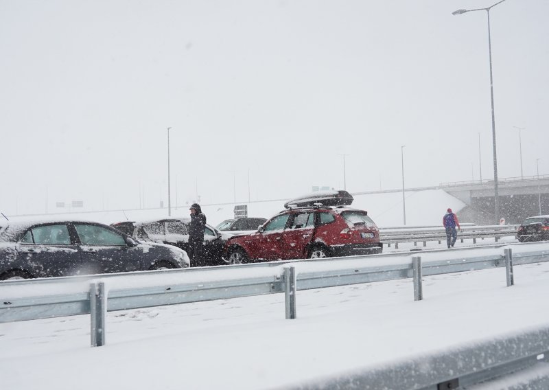 Jak snijeg i vjetar izazvali kaos na autocesti Zagreb - Beograd