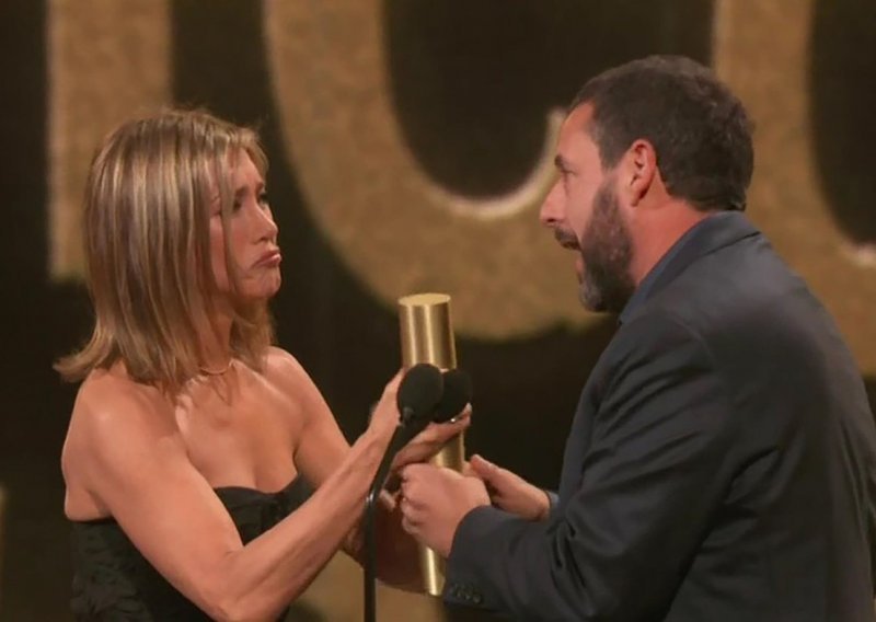 U nepogrešivoj crnoj haljinici Jennifer Aniston odala počast najvjernijem prijatelju