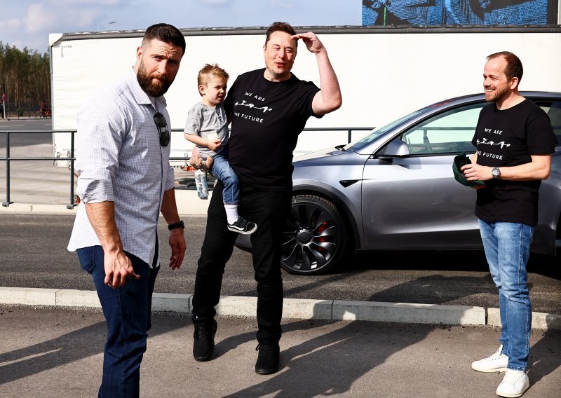Musk sa sinom posjetio tvornicu Tesla nakon sabotaže, evo kako su dočekani