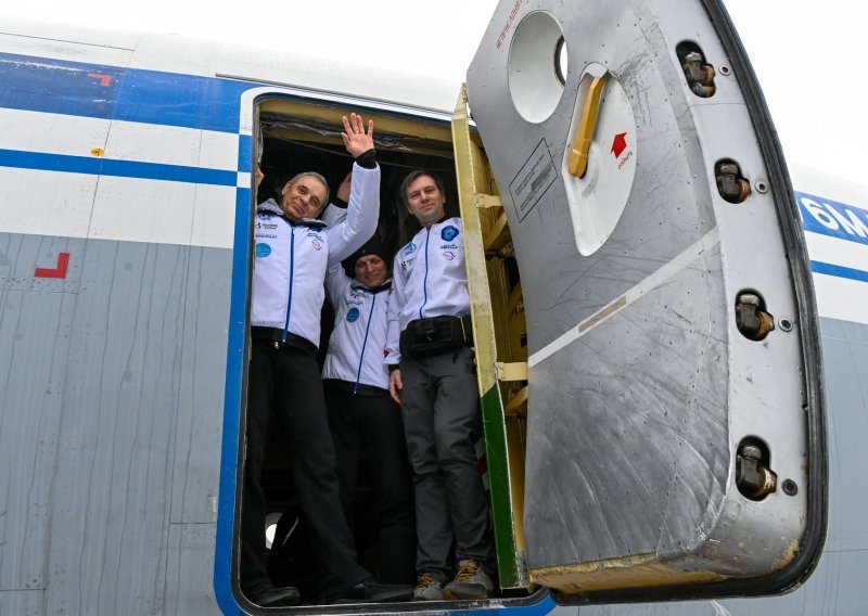 Postavili svjetski rekord: Tri Rusa s padobranom skočila iz stratosfere na Sjeverni pol