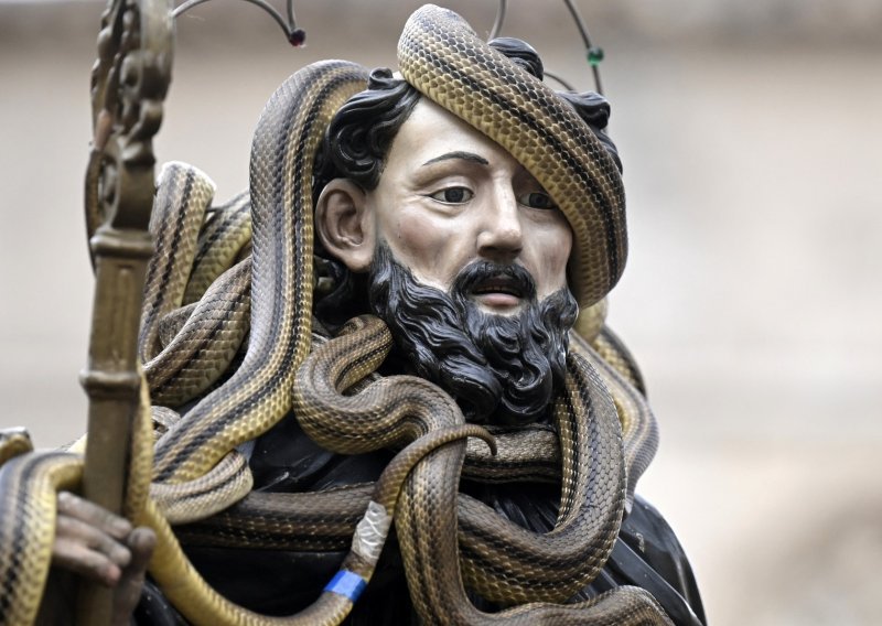 Talijani kip katoličkog sveca prekrili zmijama, tako zahvaljuju Bogu za davno čudo