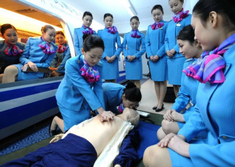 Japanci ludi za uniformama stjuardesa