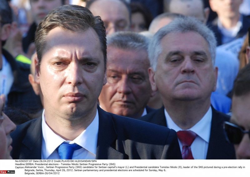 Je li Nikolić zabio nož u leđa Vučiću ili samom sebi?