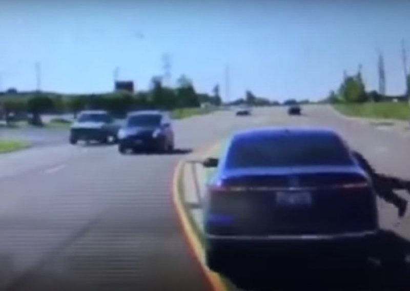 [VIDEO] Uskočio kroz prozor automobila u vožnji da bi spasio vozača