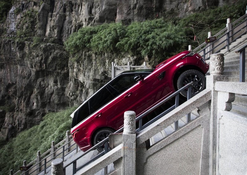 Range Rover Sport se uspeo uz 999 stepenica do Nebeskih vrata