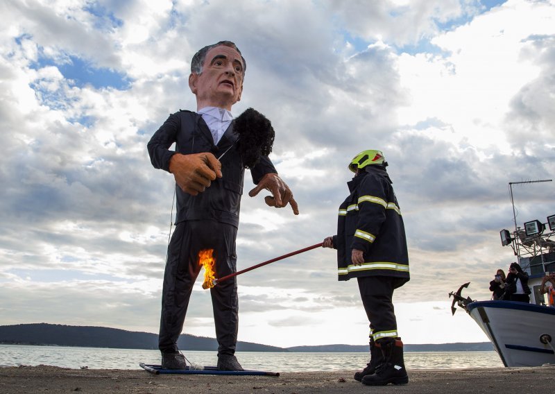 Pupovac o spaljivanju krnje s njegovim likom: Riječ je o nesretnim ljudima i sredinama