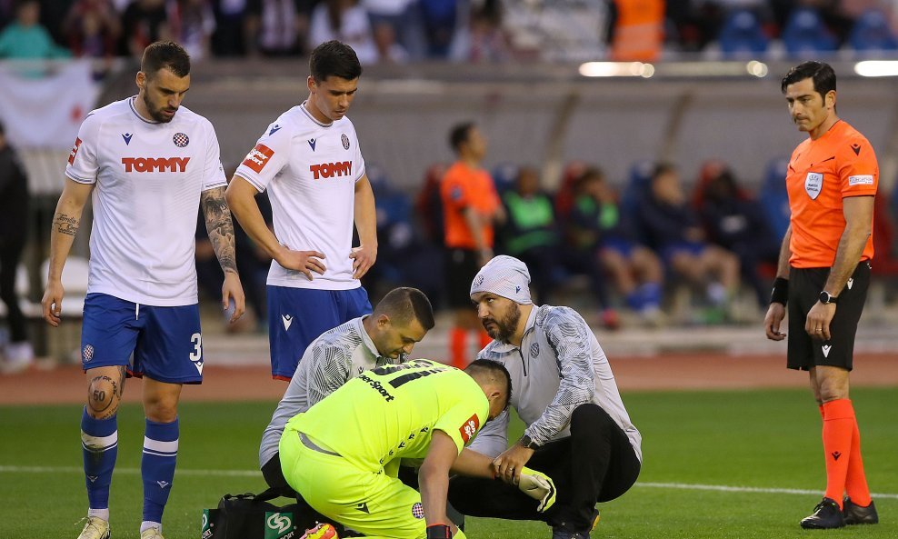 Golman Hajduka Lovre Kalinić je ozlijeđen u 14. minuti utakmice polufinala SuperSport Hrvatskog nogometnog kupa Hajduk-Dinamo 0:1