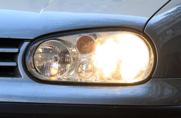 Za sva ona vozila koja nemaju ugrađena dnevna svjetla potrebno je upaliti kratka svjetla