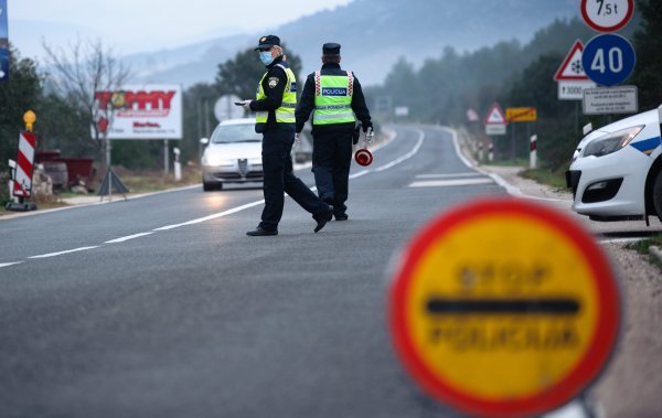 Policija kontrolira propusnice za kretanje između Splitsko-dalmatinske i Šibensko-kninske županije na Jadranskoj magistrali
