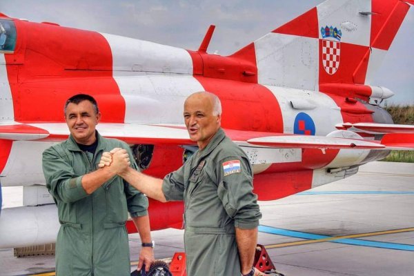 Na vojnom mimohodu povodom 20. obljetnice Oluje 2015. Ivandić i Selak su predvodili zračni dio mimohoda u MiG-u 21 'kockici'
