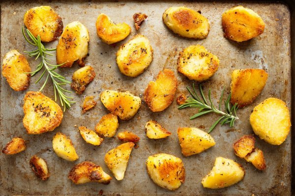Kuhanje prije pečenja važan je korak jer pomaže omekšati unutrašnjost krumpira