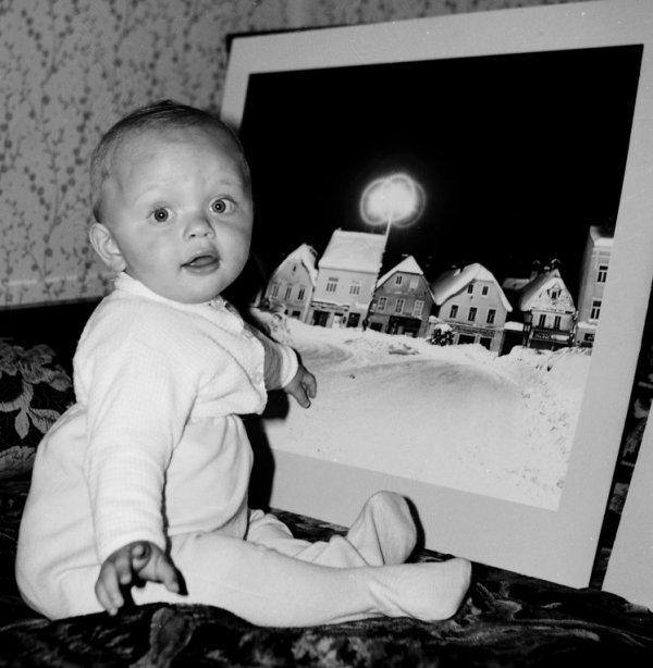 Maleni Dinko 1967. uz najpoznatiju karlovačku fotku svojega oca Zdravka Neskusila